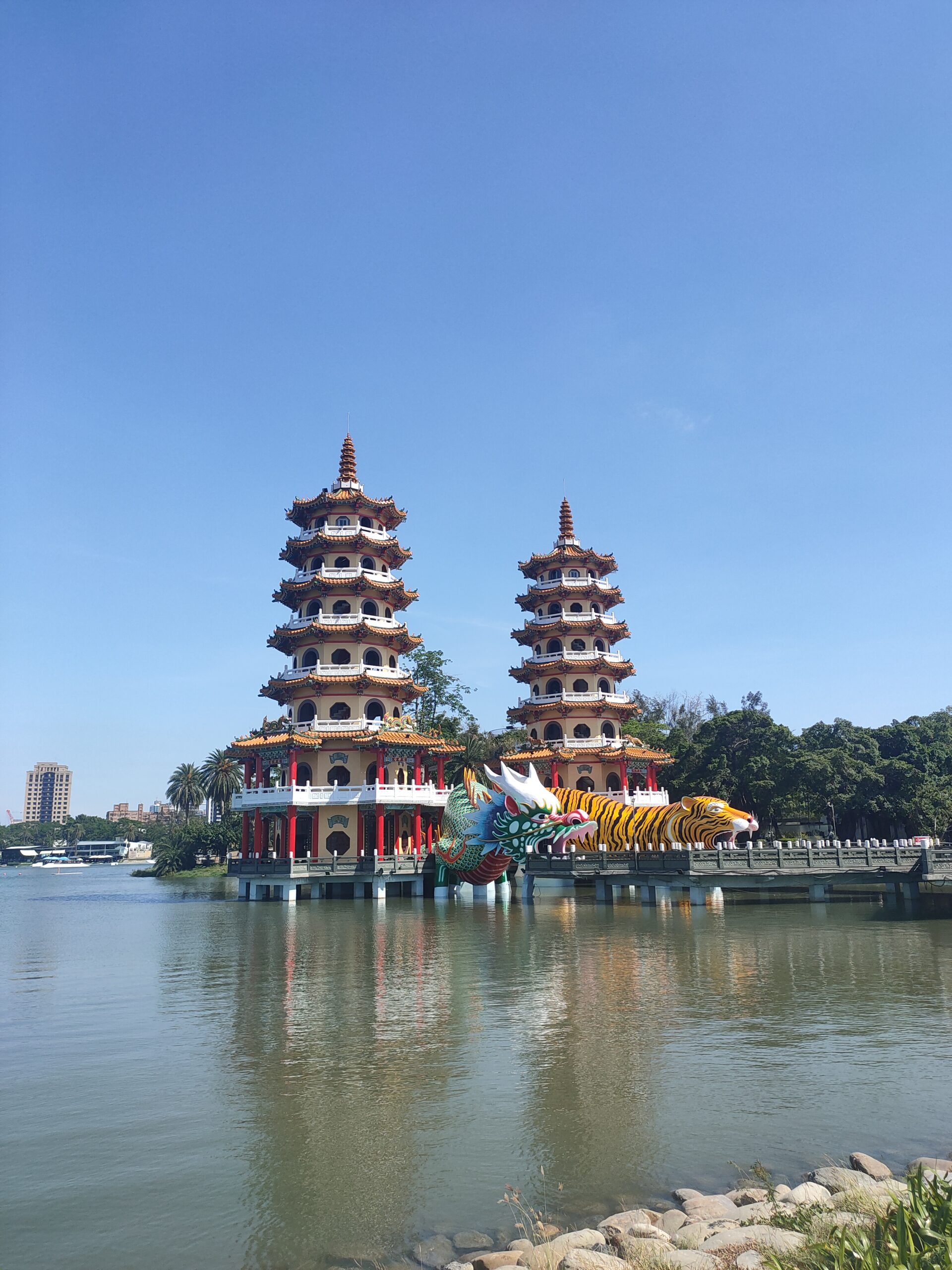 Lianchihtan (Lotus Pond), Kaohsiung Taiwan: Mild Hell Tunnels and Surprise Views